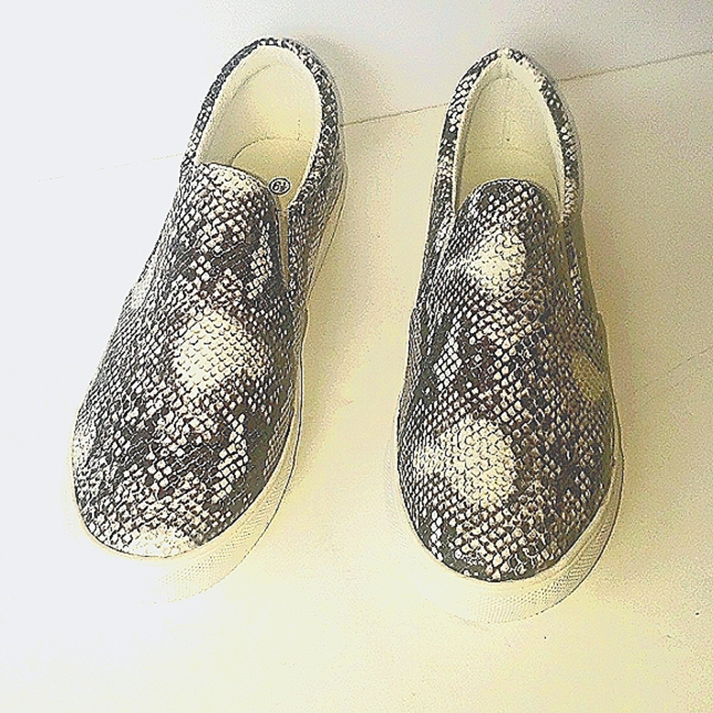 La Sheelah Womens Snakeskin Print SIip-on Sneakers, Size 6.5, NIB